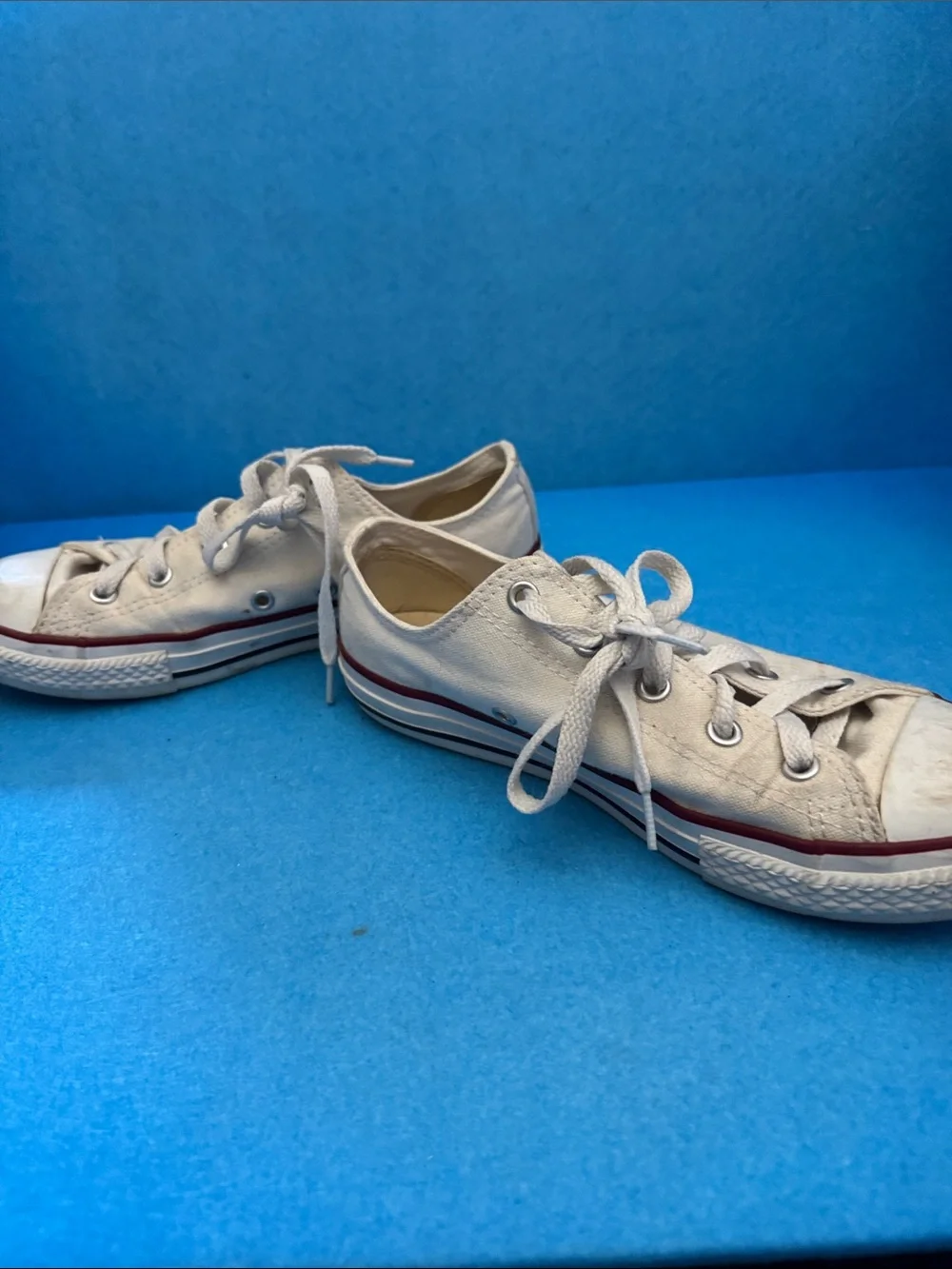Converse Kids Low-Top Sneakers in Off-White with Red Trim